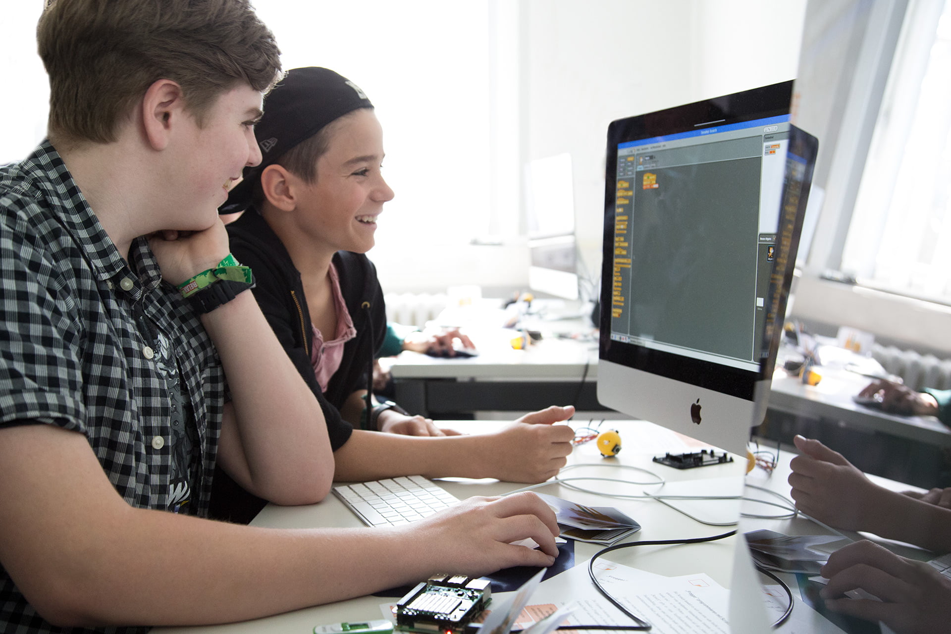 https://www.mint-machen.de/wp-content/uploads/2018/08/Foto_CodingSchule_o.Logo_.jpg